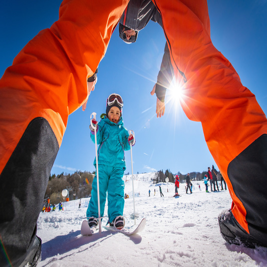 SCI-VOLARE GRATIS PER UN BAMBINO FINO A 6 ANNI